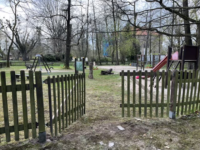 Frühjahrsaktion im Schlosspark: Sitzbänke und Spielzeug wieder im Einsatz